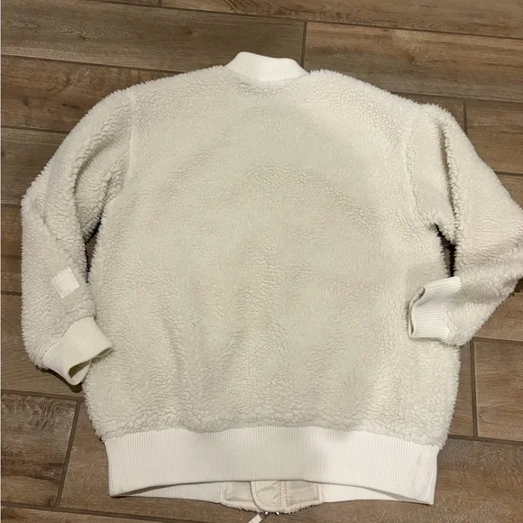 Fabletics oversized bomber cream sherpa zip up jacket Size Small - Picture 4 of 5